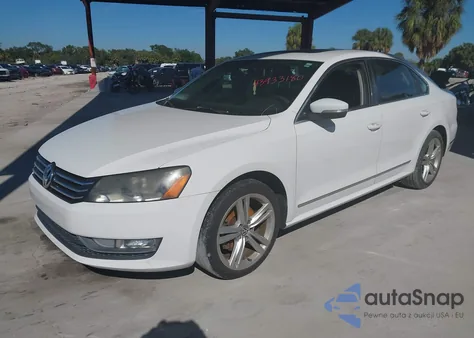 2015 Volkswagen Passat 1.8T Se z USA, uszkodzony, nr VIN 1VWBS7A31FC075556